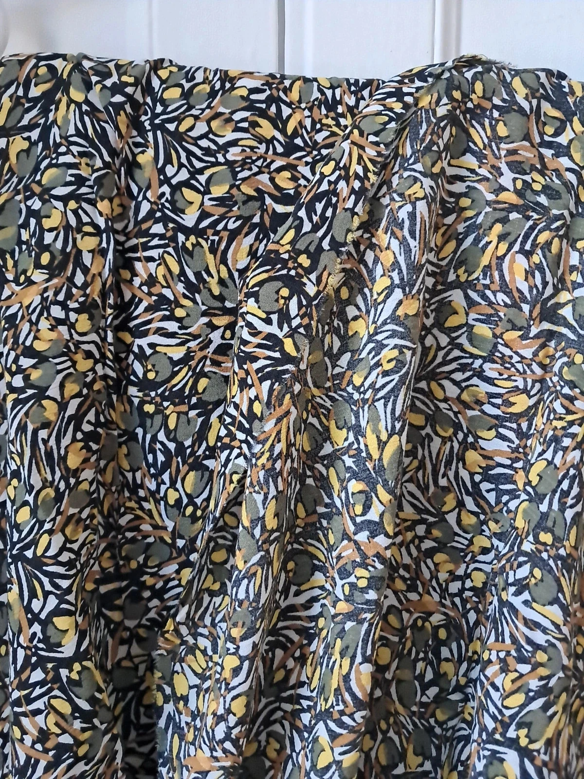 Crêpe de viscose à motifs de ramages d'olivier